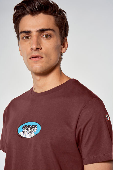 T-shirt à manches courtes Bruine de Cyclo Club Marcel avec imprimé ovale bleu et logo sur la manche, porté en gros plan par un mannequin.