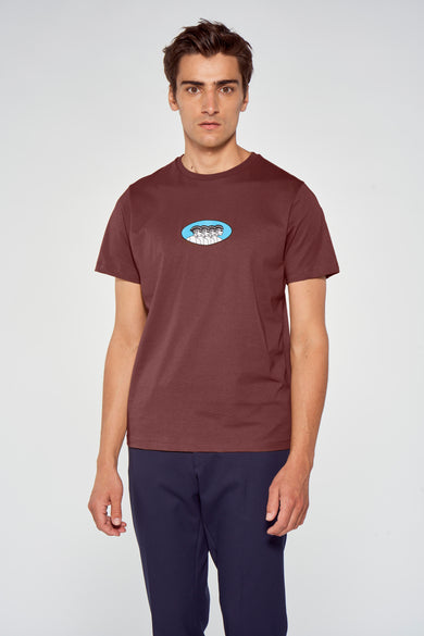 T-shirt à manches courtes bruine de Cyclo Club Marcel avec impression ovale sur la poitrine, porté par un mannequin en vue de face