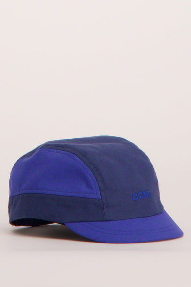 Chapeau bleu de Cyclo Club Marcel avec des accents bleus foncés et un logo brodé.