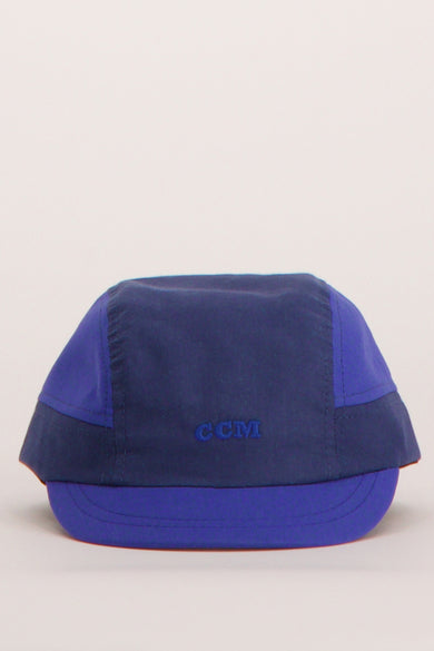 Chapeau bleu du Cyclo Club Marcel, avec le logo "CCM" brodé dessus.