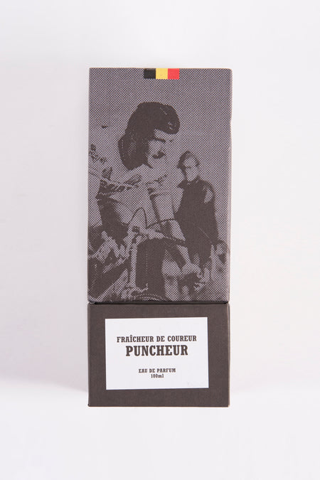 Productfoto: doosje parfum, grijze achtergrond, afbeelding van vrouw en man, Belgische vlag.