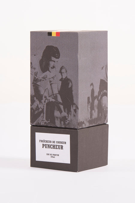 Twee grijze dozen met een afbeelding van een wielerploeg en een Belgische vlag.