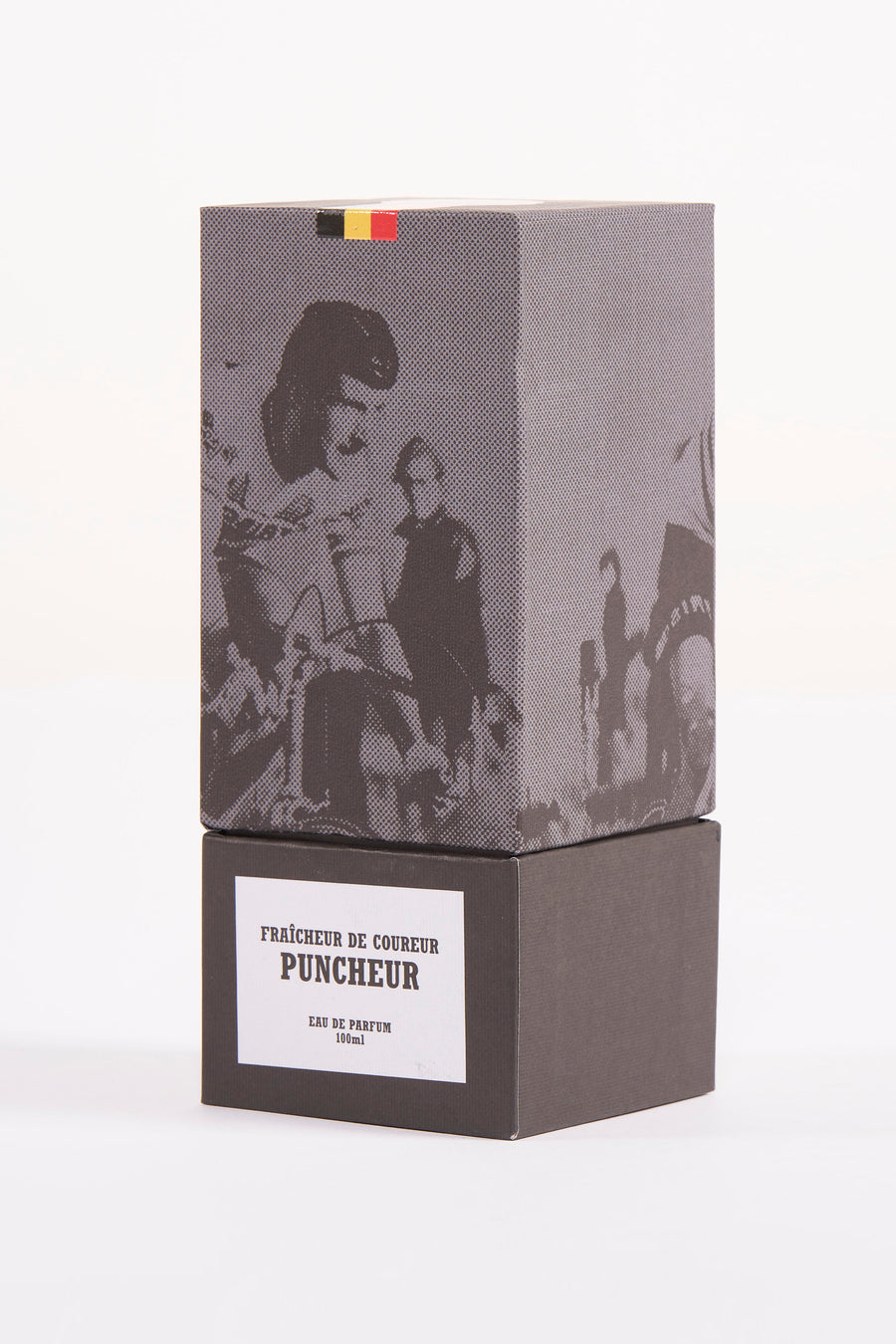 Twee grijze dozen met een afbeelding van een wielerploeg en een Belgische vlag.