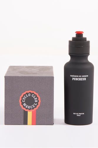 Parfum noir de Cyclo Club Marcel, dans une bouteille et un boîte à logo correspondante.