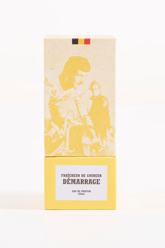 Parfum jaune du Cyclo Club Marcel, avec une image de cyclistes et du drapeau belge.