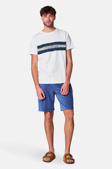 T-shirt blanc à manches courtes de Cyclo Club Marcel, avec une bande bleue et verte et du texte sur la poitrine.