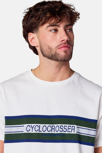 T-shirt blanc à manches courtes de Cyclo Club Marcel, avec un détail rayé sur la poitrine.