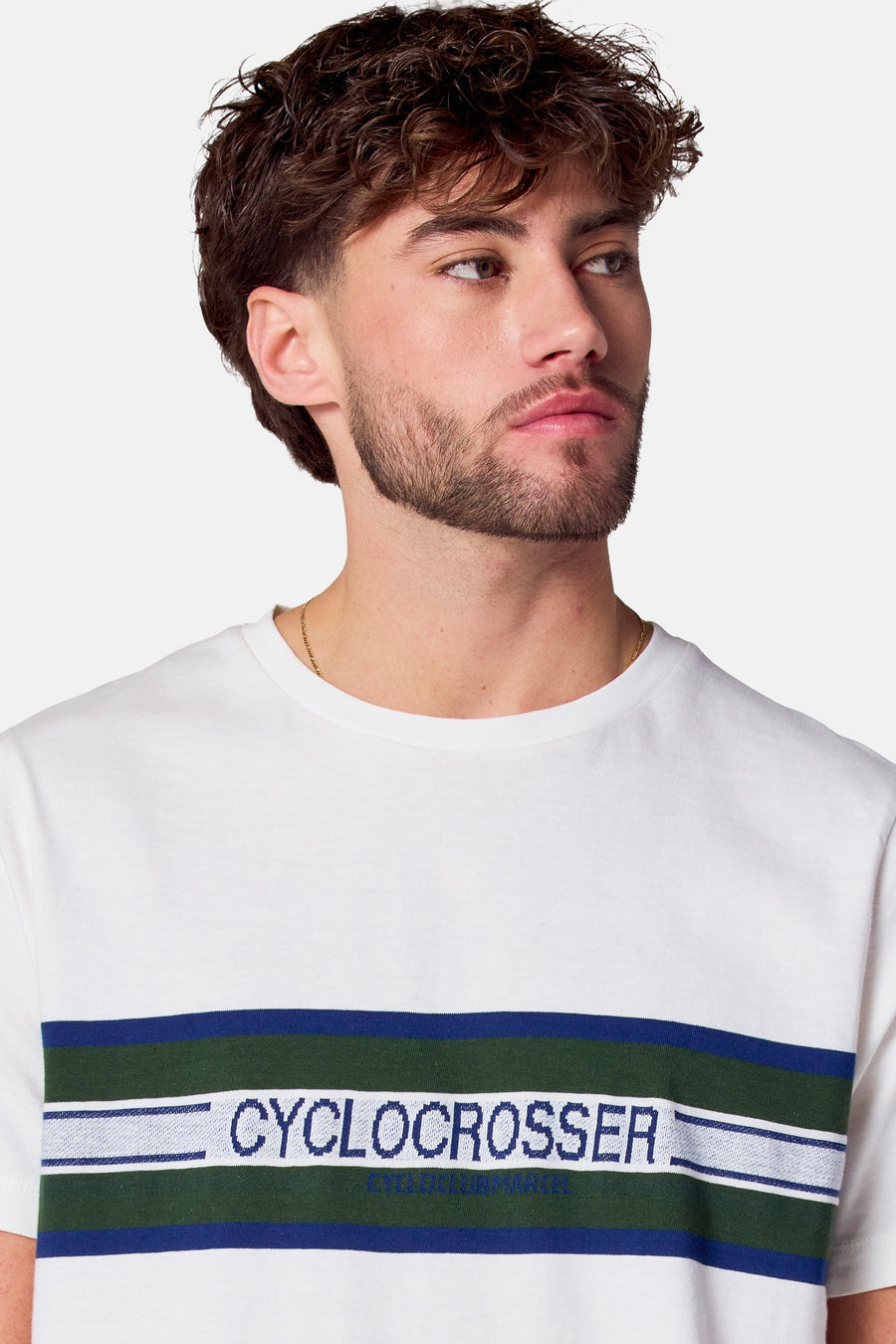 T-shirt blanc à manches courtes de Cyclo Club Marcel, avec un détail rayé sur la poitrine.