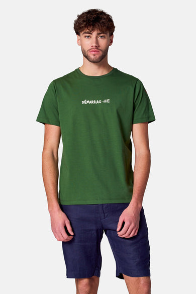 T-shirt vert avec manches courtes de Cyclo Club Marcel, vu sur le dos, avec un pantalon bleu marine.