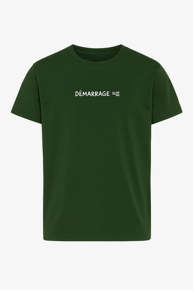 T-shirt vert avec manches courtes de Cyclo Club Marcel avec du texte blanc "DÉMARRAGE" et des rayures parallèles.