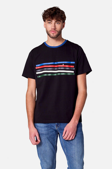 T-shirt noir à manches courtes de Cyclo Club Marcel, avec des rayures colorées et une petite image de vélo.