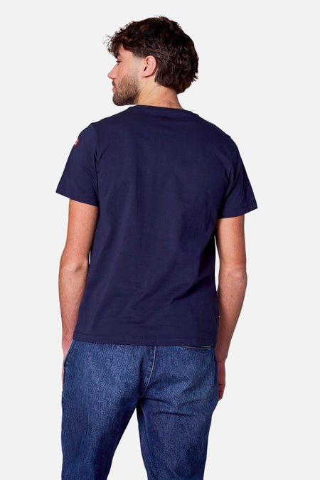 T-shirt bleu à manches courtes de Cyclo Club Marcel, vue arrière avec des jeans.