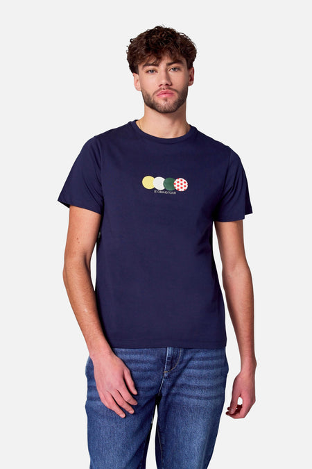 T-shirt bleu à manches courtes de Cyclo Club Marcel, avec des cercles colorés et le texte "Le Grand Tour".