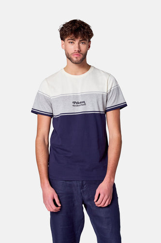 Man met gestreept t-shirt en blauwe broek op witte achtergrond.