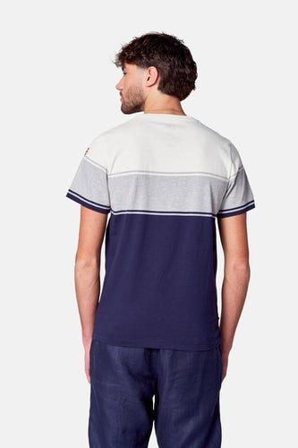 Man in blauw-wit gestreept shirt, achterkant.
