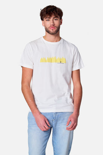 T-shirt blanc à manches courtes de Cyclo Club Marcel, vu de derrière, porté avec un jean bleu clair.