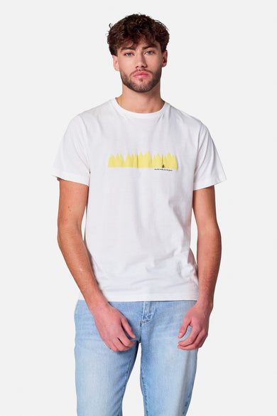 T-shirt blanc à manches courtes de Cyclo Club Marcel, vu de derrière, porté avec un jean bleu clair.