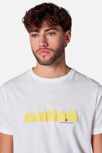 T-shirt blanc à manches courtes de Cyclo Club Marcel, avec un imprimé de forêt jaune et le texte "Into the woods, over the gravel".