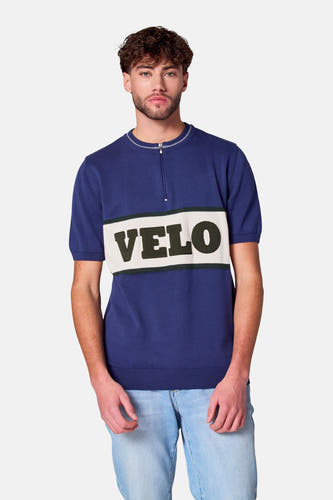 Polo bleu avec manches courtes de Cyclo Club Marcel, avec fermeture à glissière et 'VELO' sur la poitrine.