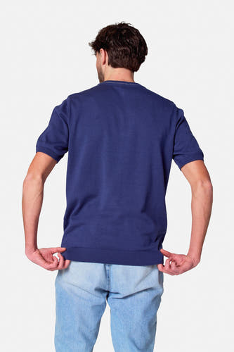 T-shirt bleu de manches courtes Cyclo Club Marcel, vu de l'arrière, avec des jeans légers.
