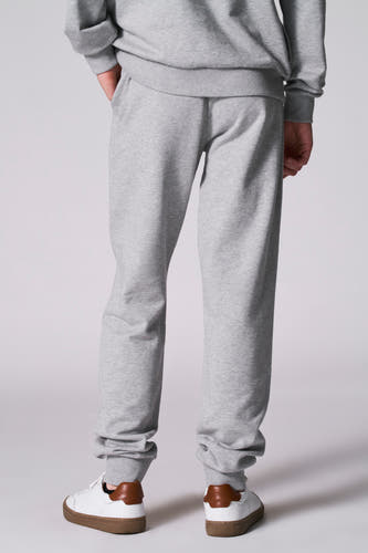 Pantalon de jogging gris du Cyclo Club Marcel, avec ce taille élastique et des bordures sur les chevilles à l'arrière.