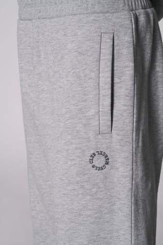 Pantalon de jogging gris du Cyclo Club Marcel avec poche et logo brodé.