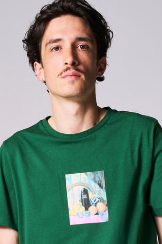 T-shirt vert avec manches courtes de Cyclo Club Marcel, imprimé d'accessoires de vélo sur la poitrine.
