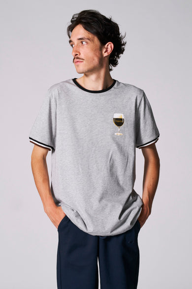 T-shirt gris à manches courtes du Cyclo Club Marcel, avec une impression d'un verre de bière.
