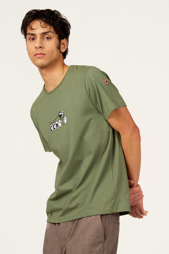 T-shirt vert à manches courtes de Cyclo Club Marcel, vu de dos, combiné avec un pantalon marron.