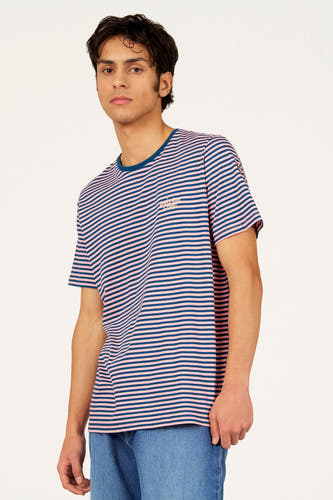 T-shirt multicolore à manches courtes de Cyclo Club Marcel, avec des rayures roses et bleu marine, et un pantalon en jean.