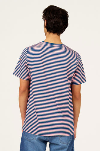 Veelkleurig T-shirt met korte mouwen van Cyclo Club Marcel, met roze en marineblauwe strepen, en denim broek.
