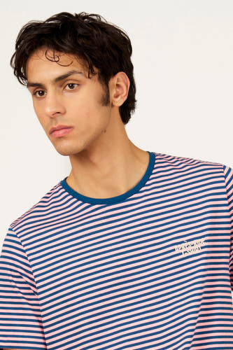 T-shirt multicolore à manches courtes de Cyclo Club Marcel, avec des rayures bleues et roses et un col rond.