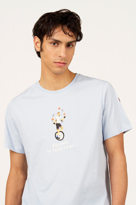 Blauw T-shirt met korte mouwen van Cyclo Club Marcel, met een print van een jongleur op een eenwieler.
