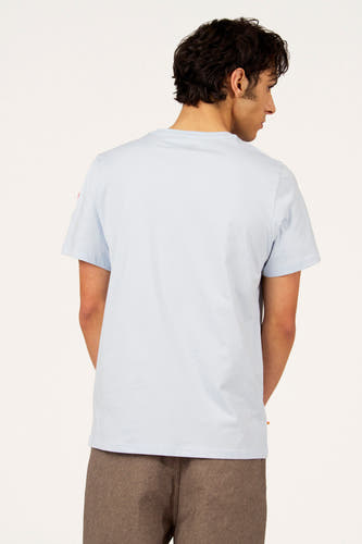 Blauw T-shirt met korte mouwen van Cyclo Club Marcel, gezien van achteren, gedragen met een bruine broek.
