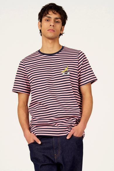 T-shirt multicolore à manches courtes de Cyclo Club Marcel, avec des rayures roses et bleu marine et une banane sur un vélo.