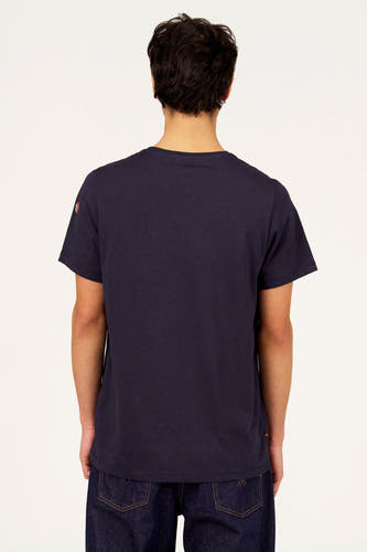 Blauw T-shirt met korte mouwen van Cyclo Club Marcel, gezien van achteren met donkere jeans.
