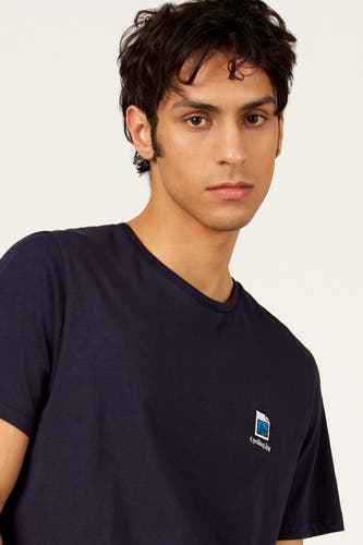 T-shirt bleu à manches courtes de Cyclo Club Marcel, avec petit imprimé sur la poitrine.