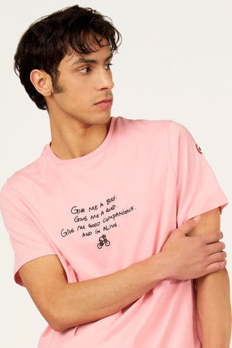 T-shirt à manches courtes rose de Cyclo Club Marcel, avec texte noir et une petite image de vélo.