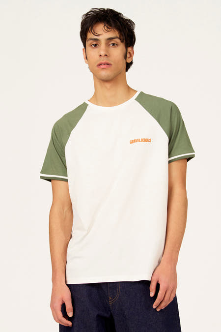 Wit T-shirt met korte mouwen van Cyclo Club Marcel, met groene raglanmouwen en een klein oranje opschrift.