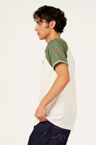 Wit T-shirt met korte mouwen van Cyclo Club Marcel, met contrasterende olijfgroene raglanmouwen en een jeansbroek.
