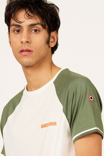 T-shirt blanc à manches courtes Cyclo Club Marcel, avec manches raglan vertes et texte orange sur la poitrine.