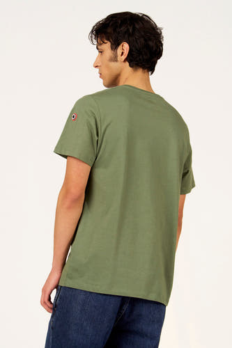 Groen T-shirt met korte mouwen van Cyclo Club Marcel, met klein logo op de mouw, gecombineerd met donkere jeans.
