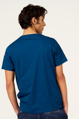 Blauw T-shirt met korte mouwen van Cyclo Club Marcel, rugzijde, gedragen met jeans.