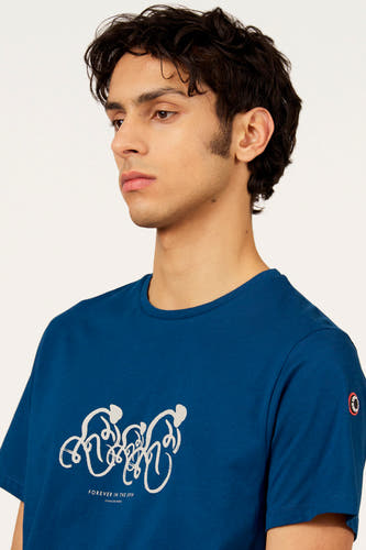 T-shirt bleu à manches courtes de Cyclo Club Marcel, avec imprimé vélo blanc et col rond.