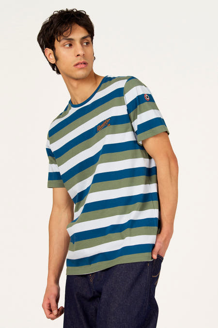 Multicolor T-shirt met korte mouwen van Cyclo Club Marcel, met horizontale strepen en gedragen met een donkere jeans.
