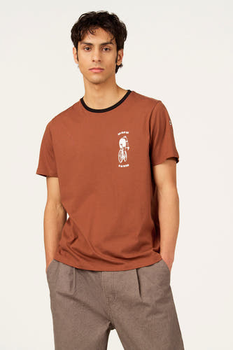 T-shirt beige à manches courtes de Cyclo Club Marcel, avec un petit logo sur la manche.