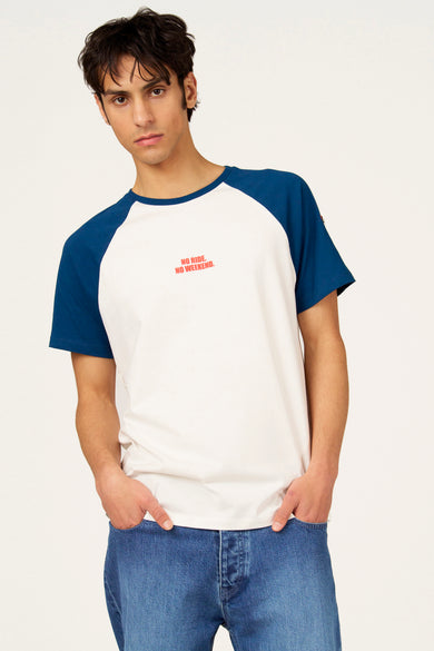 T-shirt blanc à manches courtes de Cyclo Club Marcel, vue arrière, combiné avec un jean bleu.