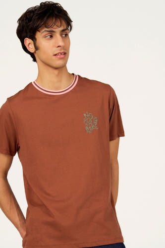 T-shirt marron à manches courtes Cyclo Club Marcel, avec des accents roses au col et un petit imprimé texte.