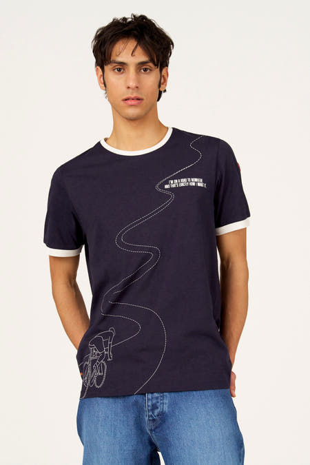 Blauw T-shirt met korte mouwen van Cyclo Club Marcel, met witte accenten en print van een fietser.
