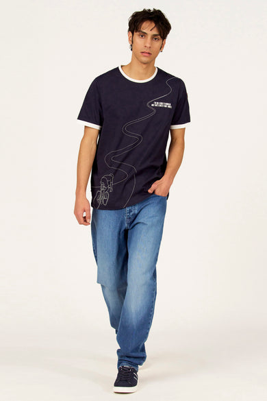 T-shirt bleu à manches courtes de Cyclo Club Marcel, avec des accents blancs et un imprimé de cycliste.